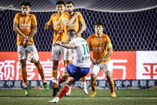 组图：世界杯-南非0-1加拿大 欧斯塔基奥破门绝杀